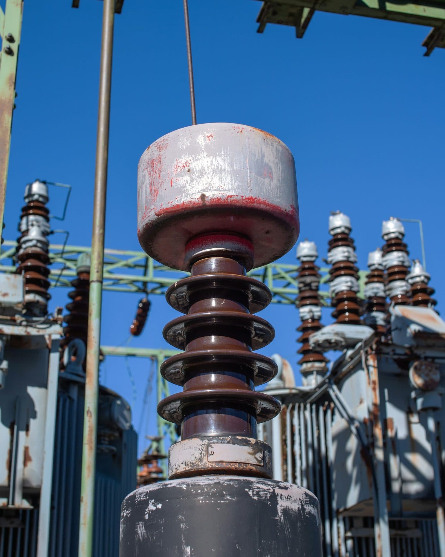 Aisladores y equipos en una subestación eléctrica, imagen representativa