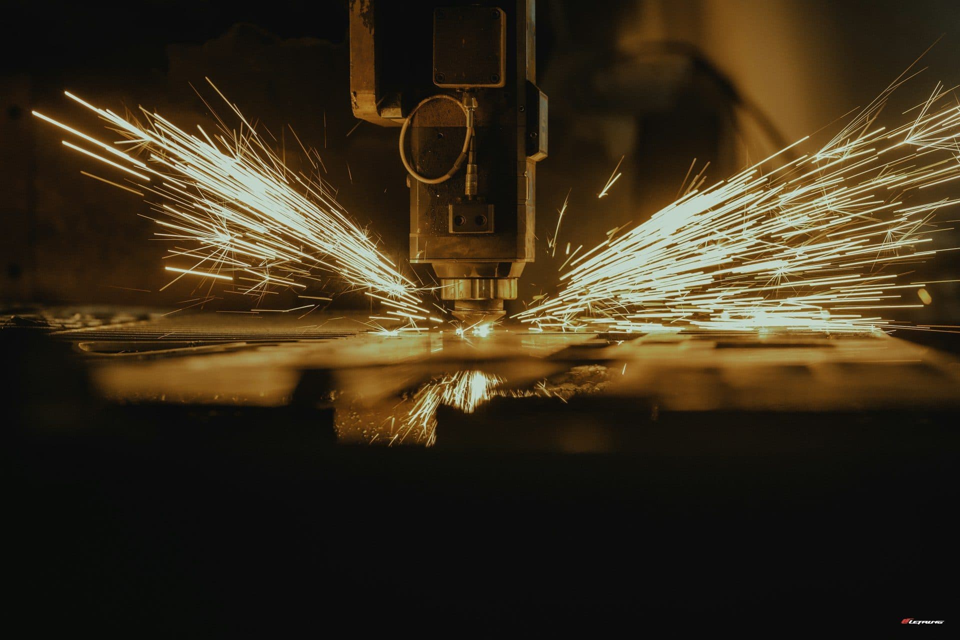 Corte industrial de placa metálica con equipo de corte por plasma